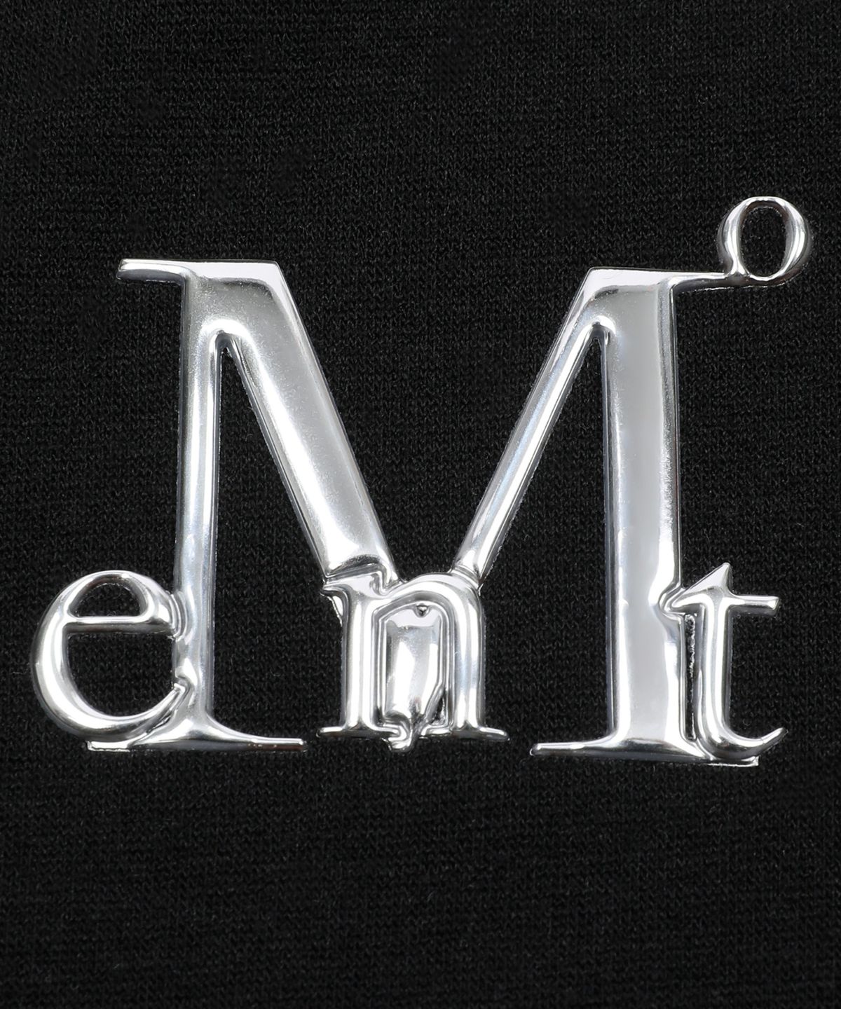 무센트(MUCENT) 노엘 메탈 로고 리벳 컷아웃 언발란스 롱슬리브 (2컬러)