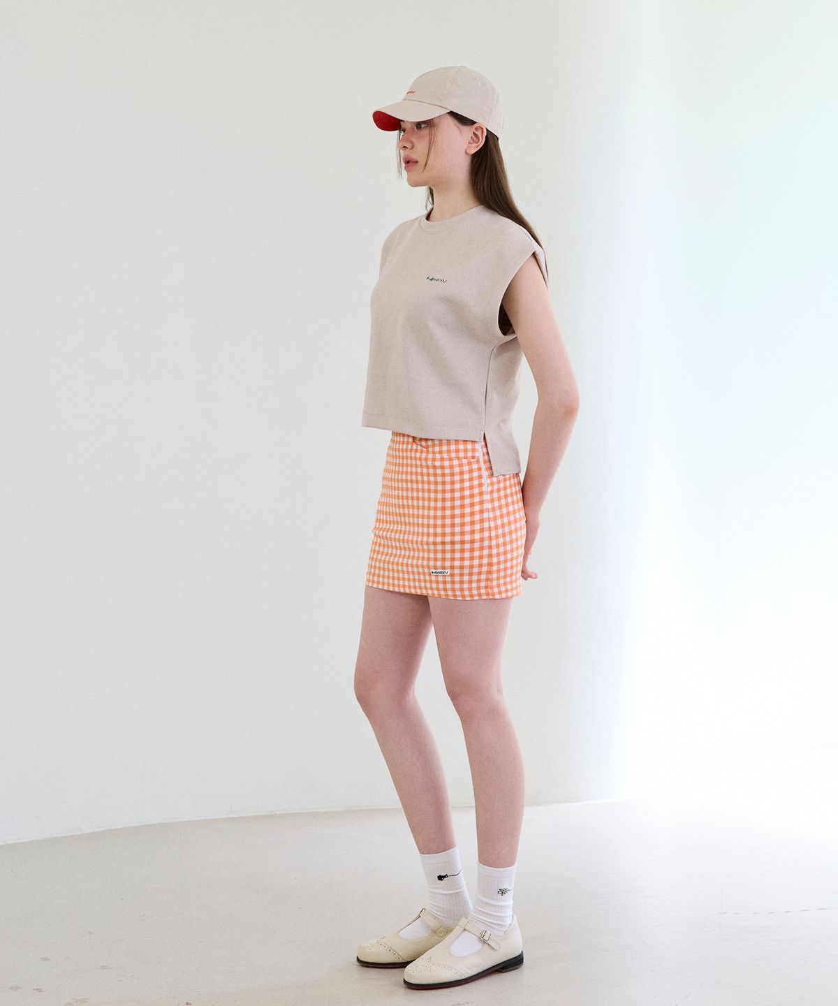 칸디니(KANDINI) 베이지 피그먼트 슬리브리스 티셔츠