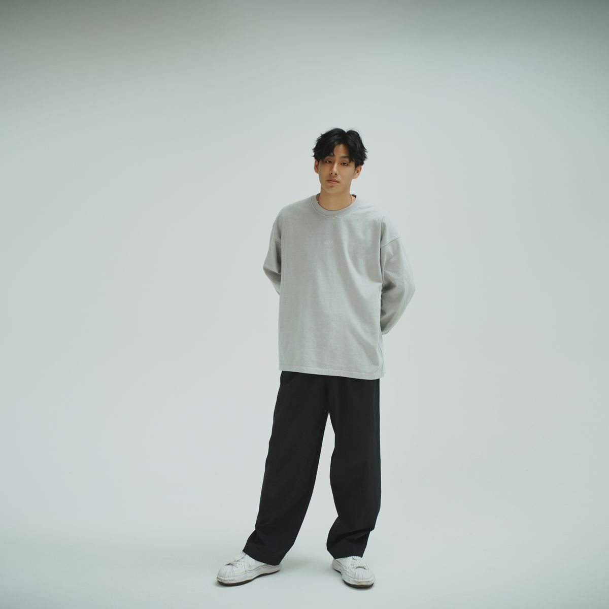 아키아(AKIA) 460g 오버사이즈 롱 슬리브 - 피그먼트다잉 [ 문 그레이 ]