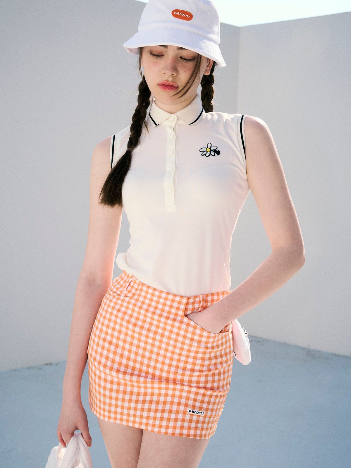 칸디니(KANDINI) 아이보리 시그니처 슬리브리스 카라티
