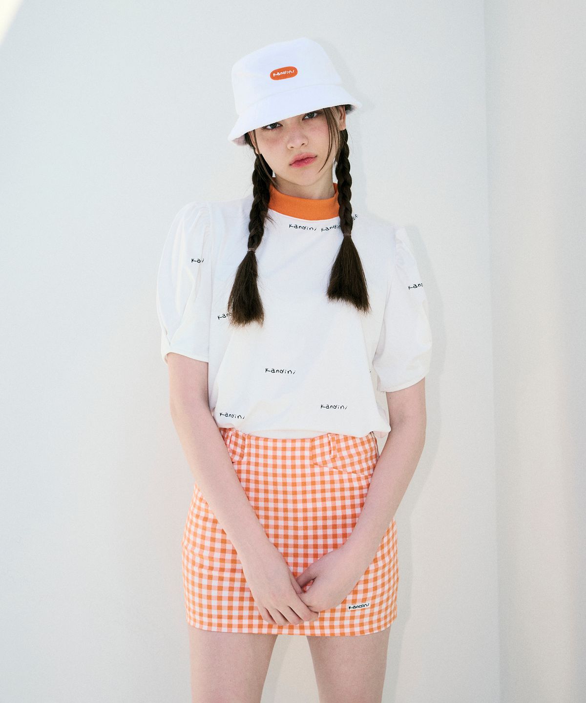 칸디니(KANDINI) 오렌지 브릿지 하프넥 티셔츠
