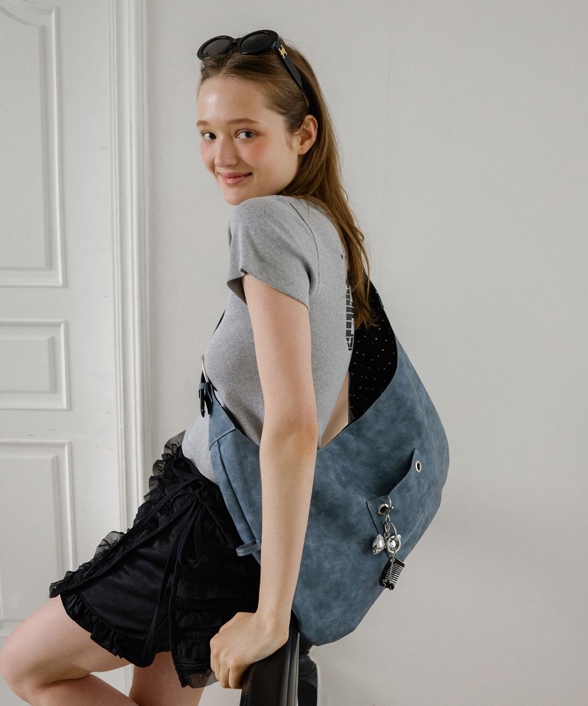 레터리(LETERIE) BUCKLE REVERSIBLE SHOULDER BAG_BLUE