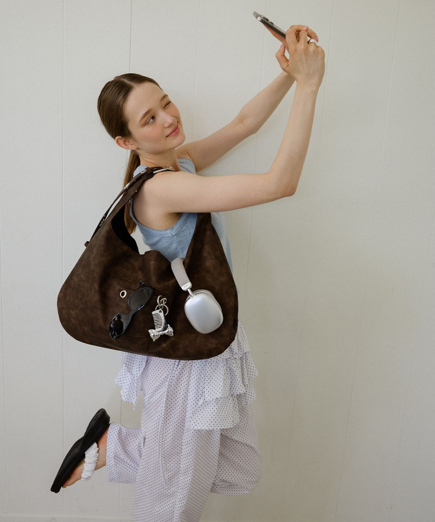 韓国商品/LETERIE LETERIE BUCKLE REVERSIBLE SHOULDER BAG MUSINSA | LETERIE BUCKLE REVERSIBLE SHOULDER BAG_BROWN