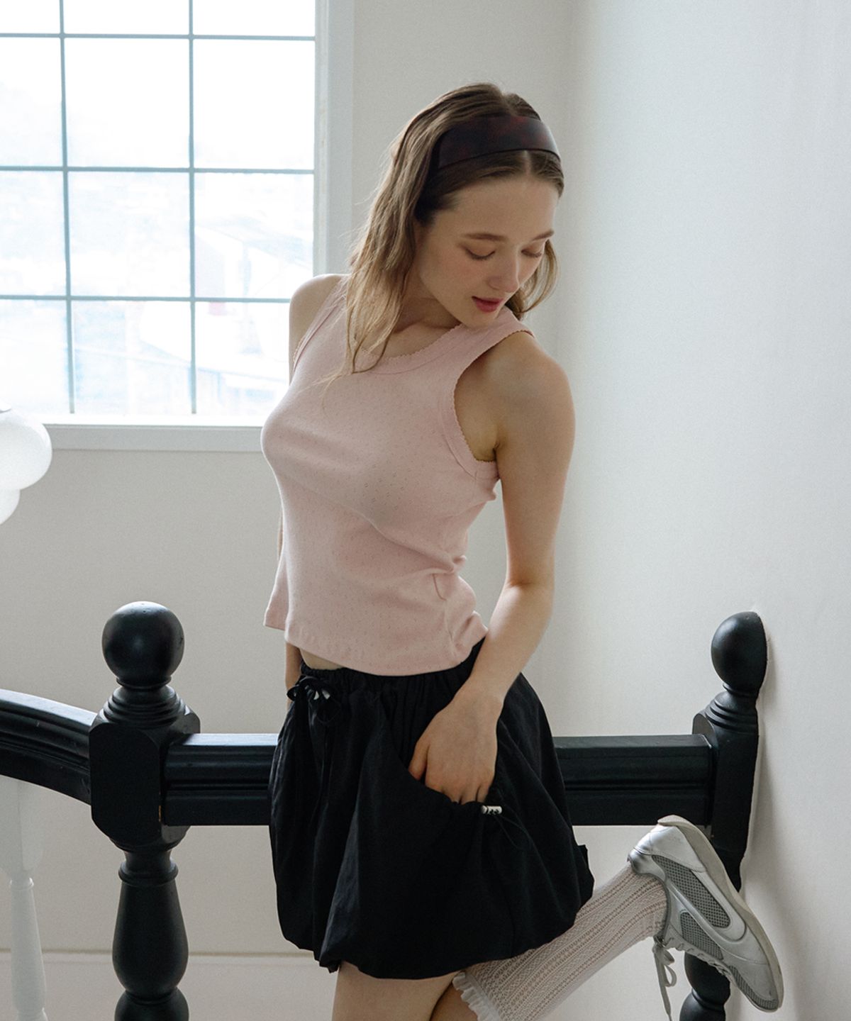 레터리(LETERIE) NYLON STRING BALLOON MINI SKIRT_BLACK