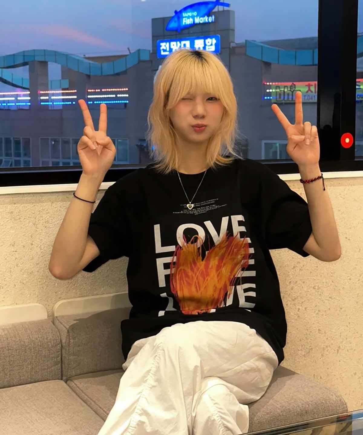 마이딥블루메모리즈(MY DEEP BLUE MEMORIES) LOVE X FAKE GRAPHIC T-SHIRTS (BLACK)