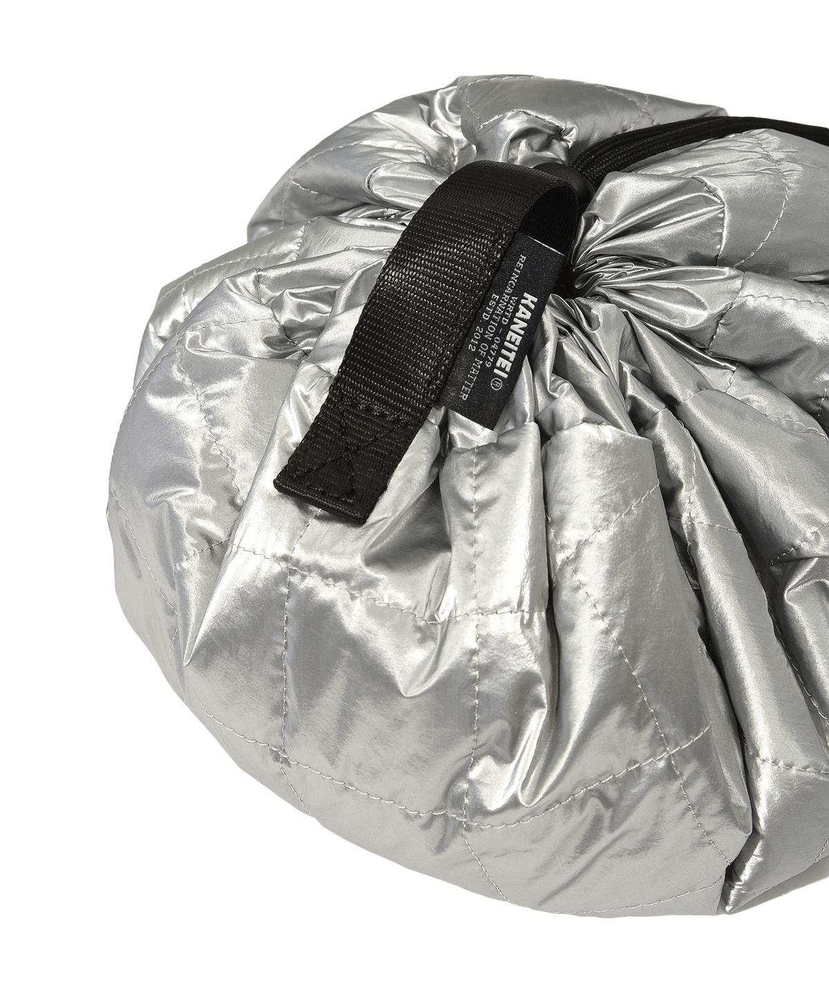 카네이테이(KANEITEI) DUMPLING QUILTING STORAGE CROSS BAG (SILVER)