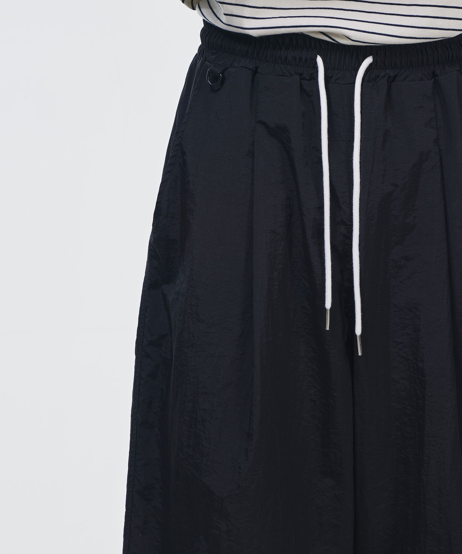 [SIGNATURE] One-tuck banding nylon bermuda pants /追跡付 MUSINSA公式 | SIGNATURE One-Tuck Banding Nylon Bermuda Pants