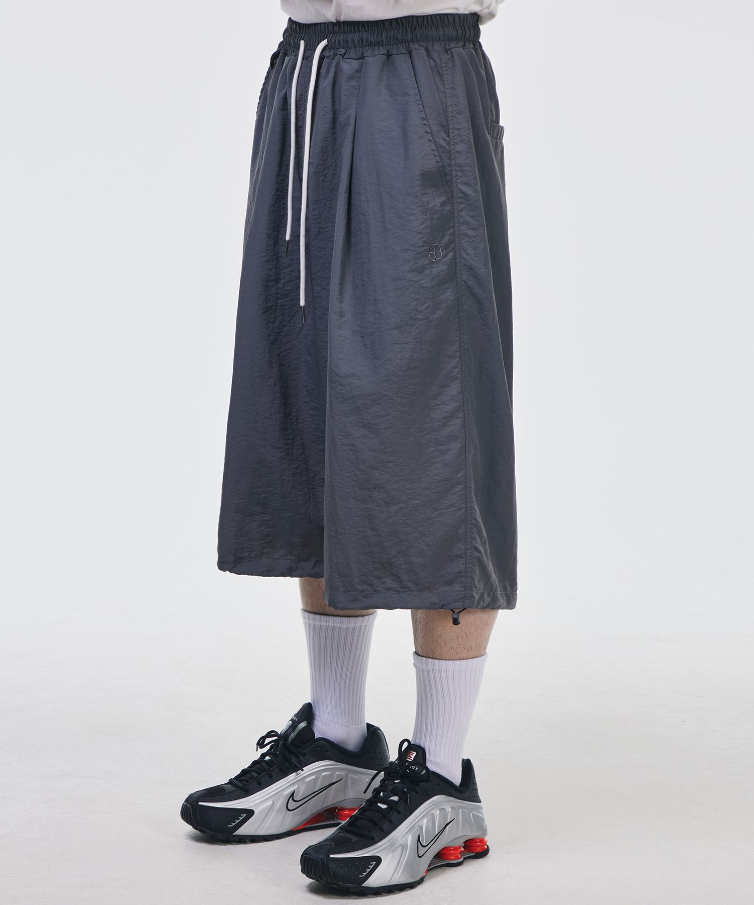 MUSINSA | SIGNATURE One-Tuck Banding Nylon Bermuda Pants [Gray]
