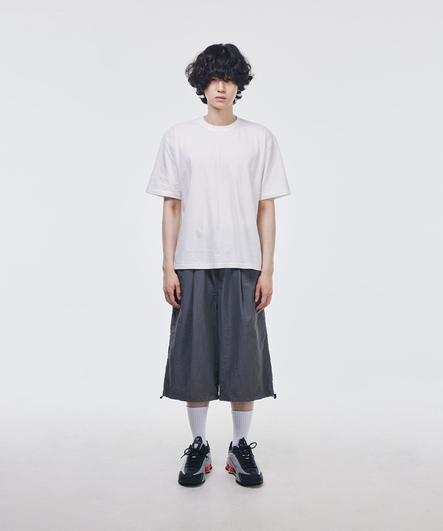 MUSINSA | SIGNATURE One-Tuck Banding Nylon Bermuda Pants [Gray]