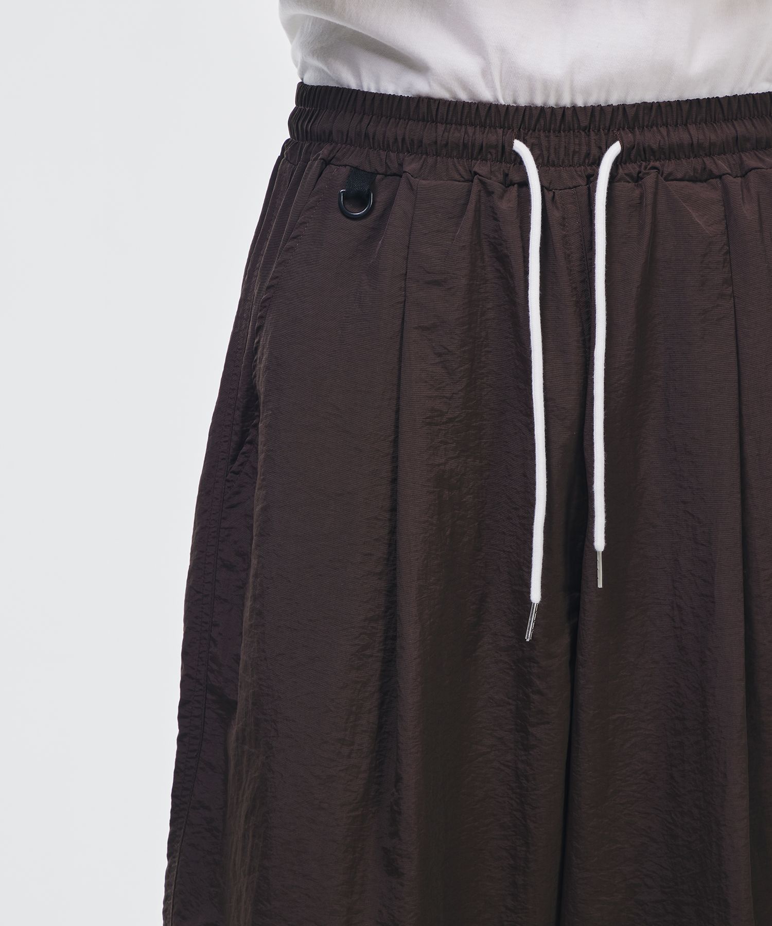 [SIGNATURE] One-tuck banding nylon bermuda pants /追跡付 MUSINSA | SIGNATURE One-Tuck Banding Nylon Bermuda Pants [Gray]