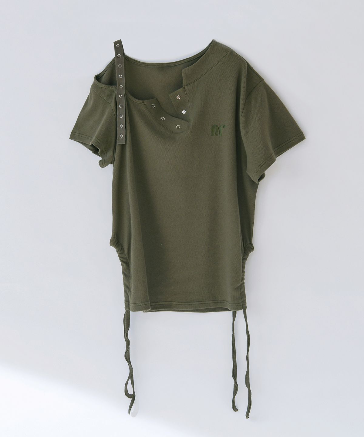 닐링(NILLRING) T18.00 Haff-off-shoulder Short-sleeved T-shirt _ Khaki