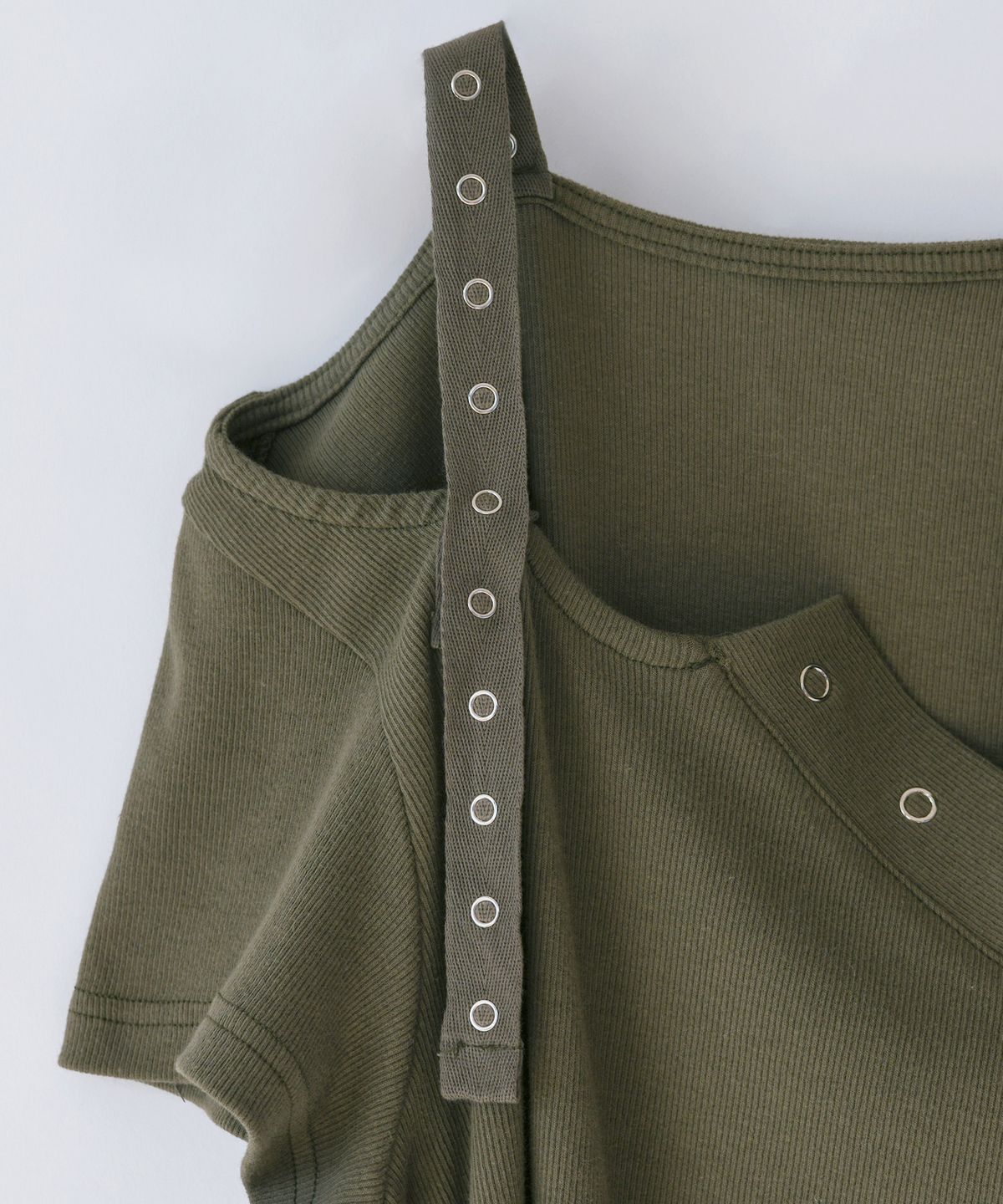 닐링(NILLRING) T18.00 Haff-off-shoulder Short-sleeved T-shirt _ Khaki