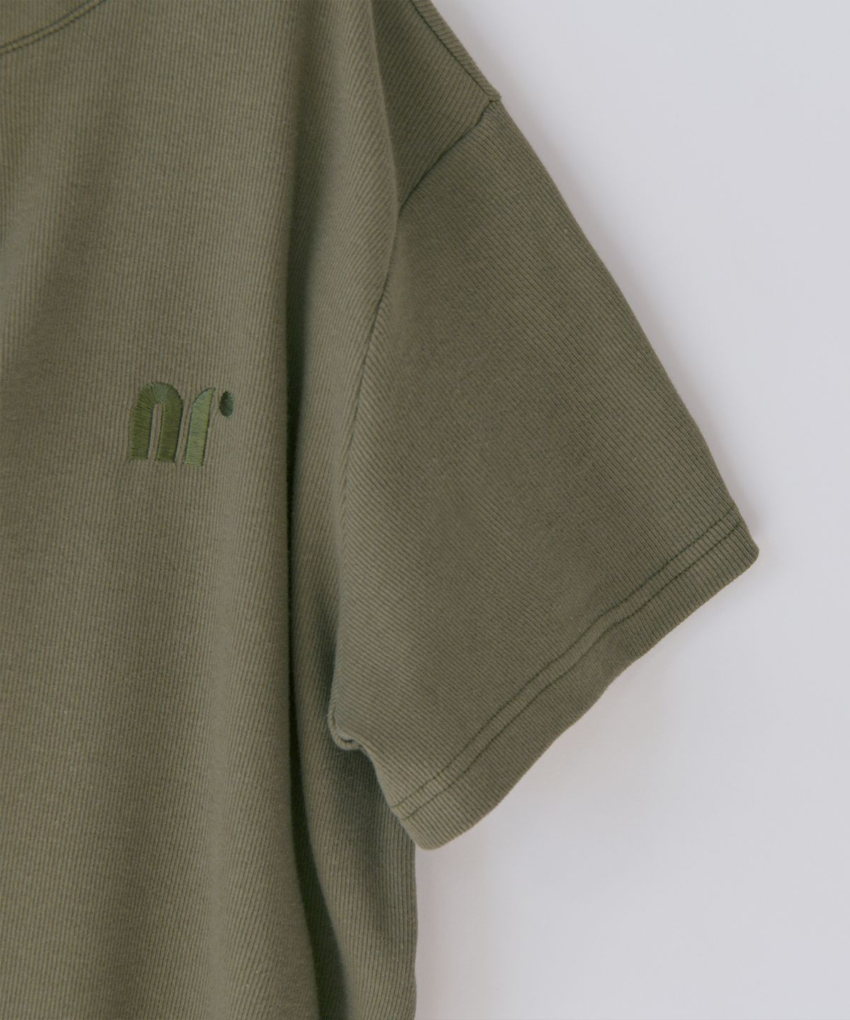 닐링(NILLRING) T18.00 Haff-off-shoulder Short-sleeved T-shirt _ Khaki