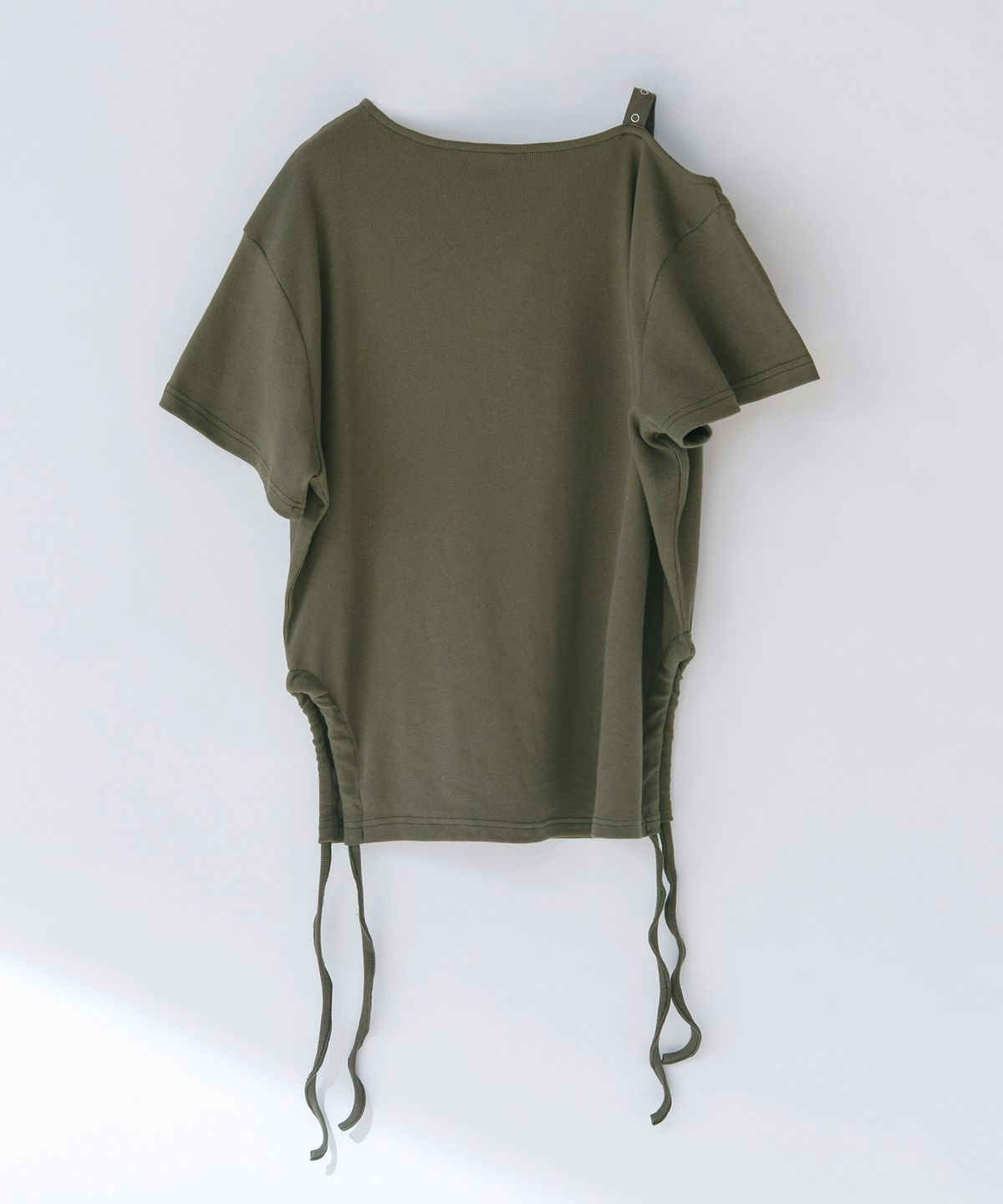 닐링(NILLRING) T18.00 Haff-off-shoulder Short-sleeved T-shirt _ Khaki