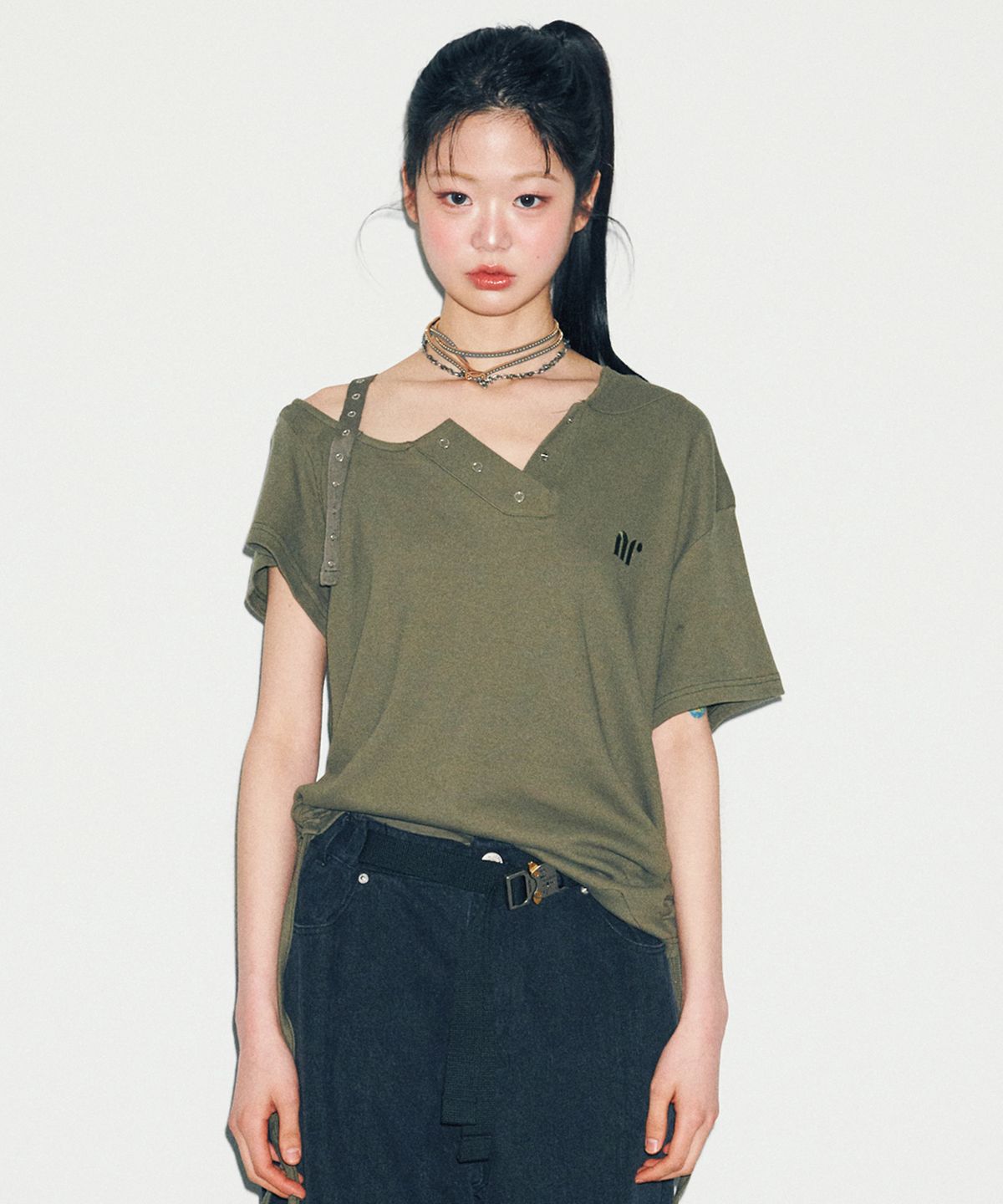닐링(NILLRING) T18.00 Haff-off-shoulder Short-sleeved T-shirt _ Khaki