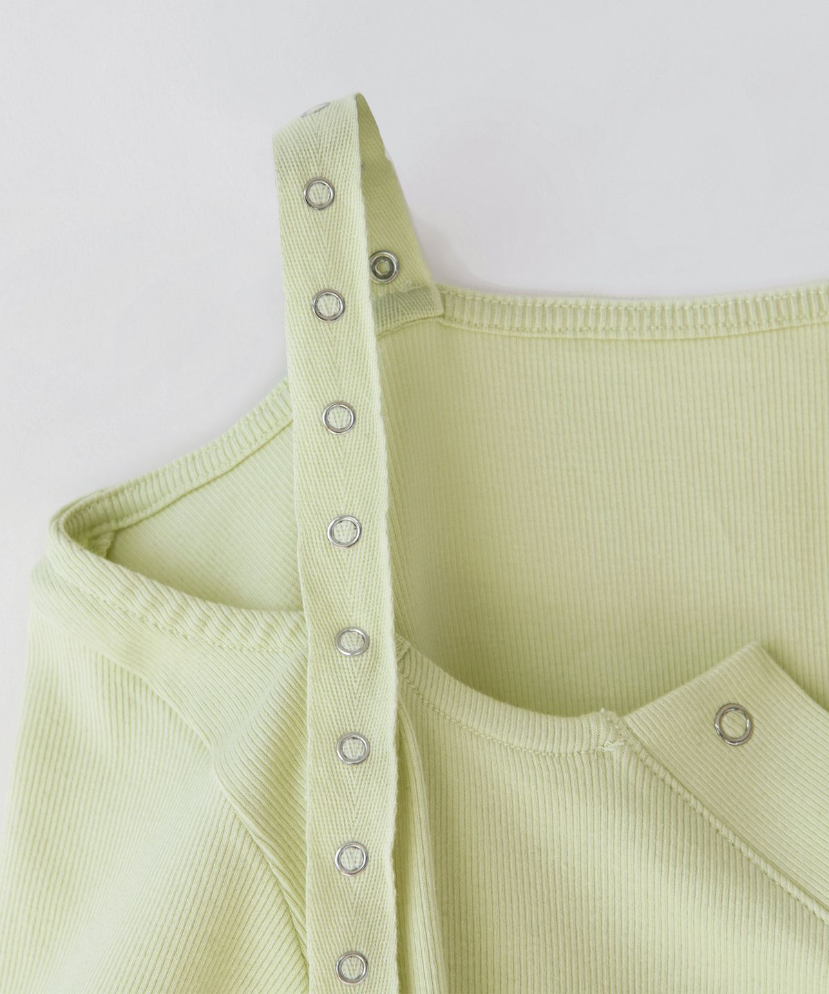 닐링(NILLRING) T18.00 Haff-off-shoulder Short-sleeved T-shirt _ Lime