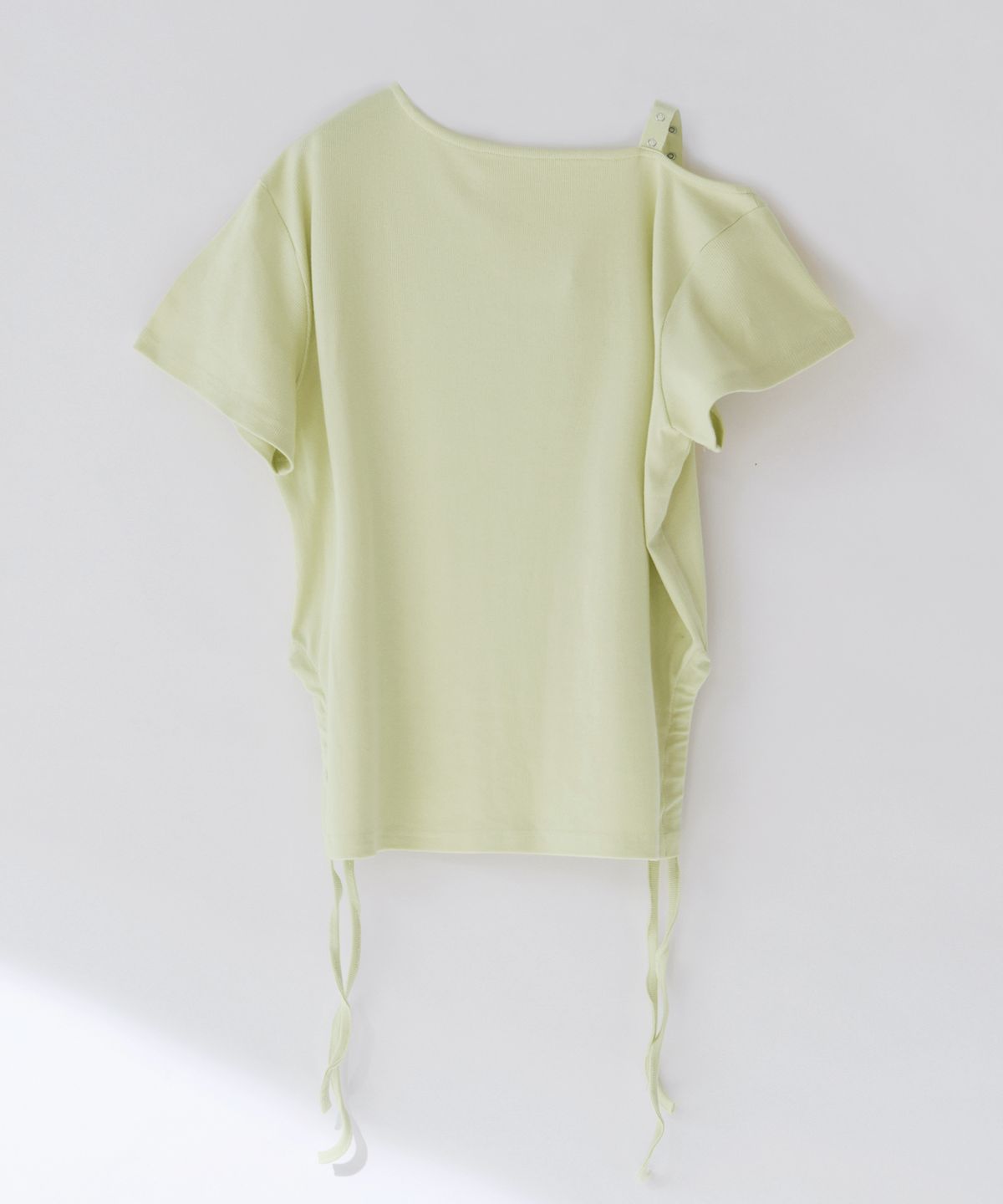 닐링(NILLRING) T18.00 Haff-off-shoulder Short-sleeved T-shirt _ Lime