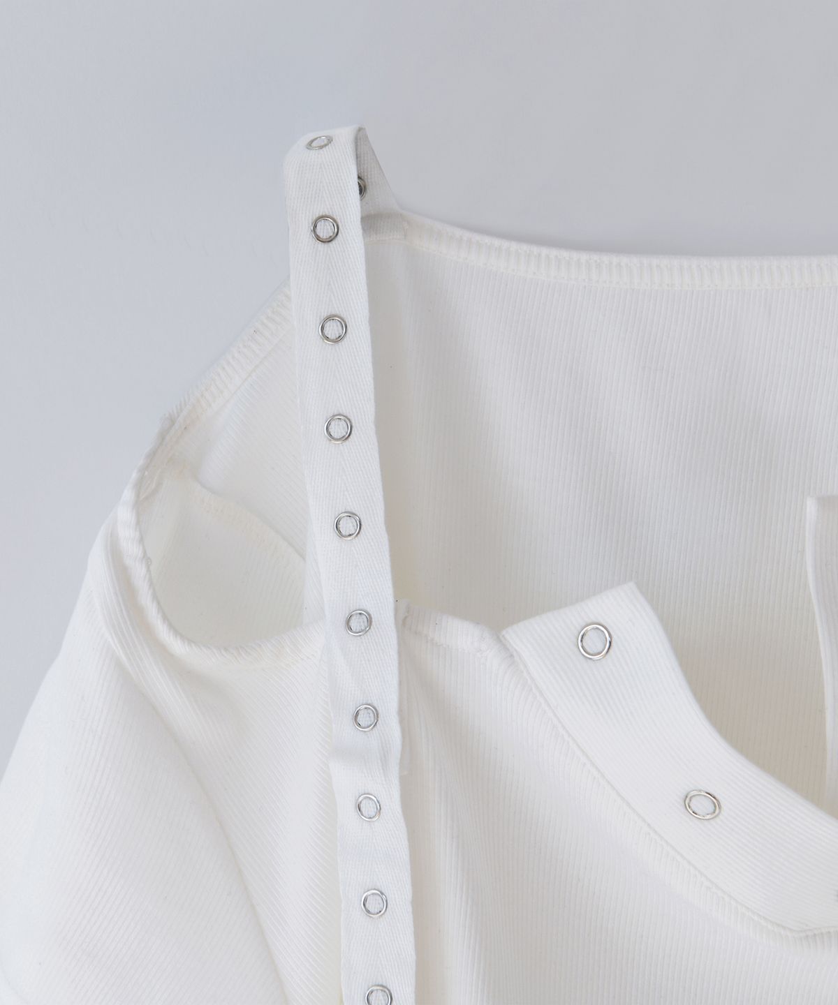 닐링(NILLRING) T18.00 Haff-off-shoulder Short-sleeved T-shirt _ White