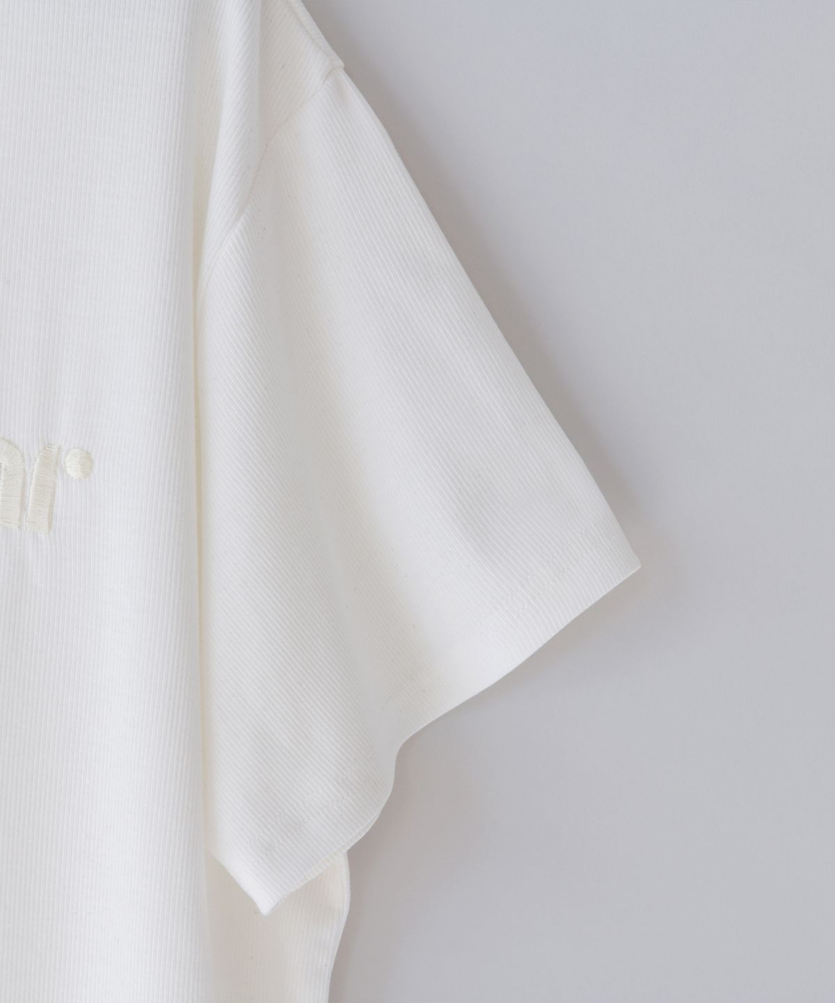 닐링(NILLRING) T18.00 Haff-off-shoulder Short-sleeved T-shirt _ White