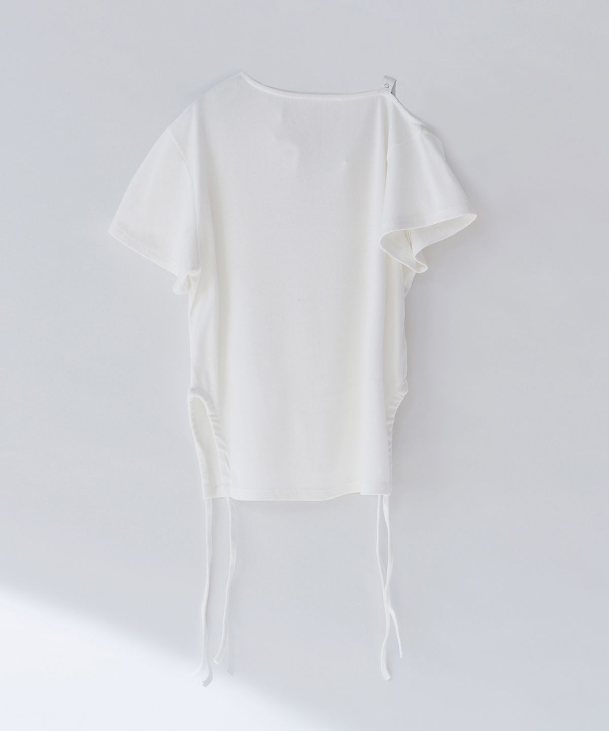 닐링(NILLRING) T18.00 Haff-off-shoulder Short-sleeved T-shirt _ White