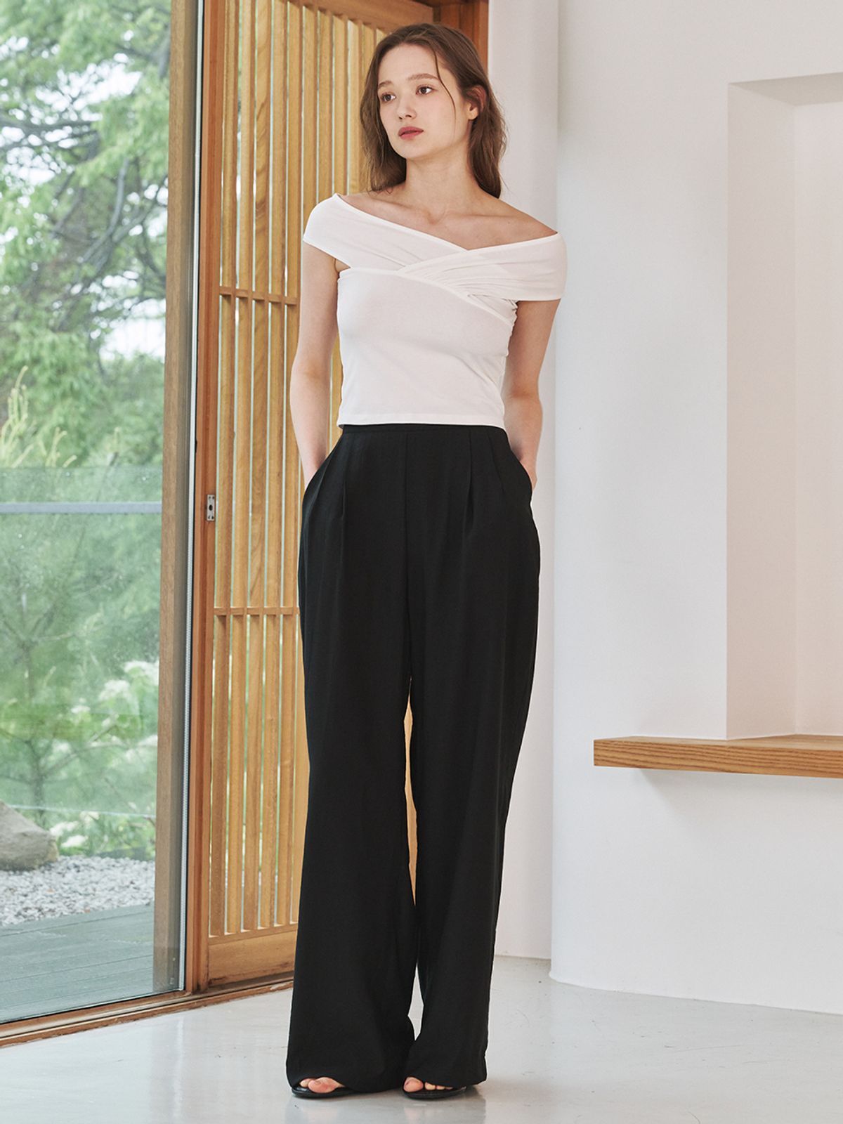 누브(NOUVE) 오프숄더 셔링 티셔츠 - 화이트 / Off Shoulder Shirring T-Shirts - White