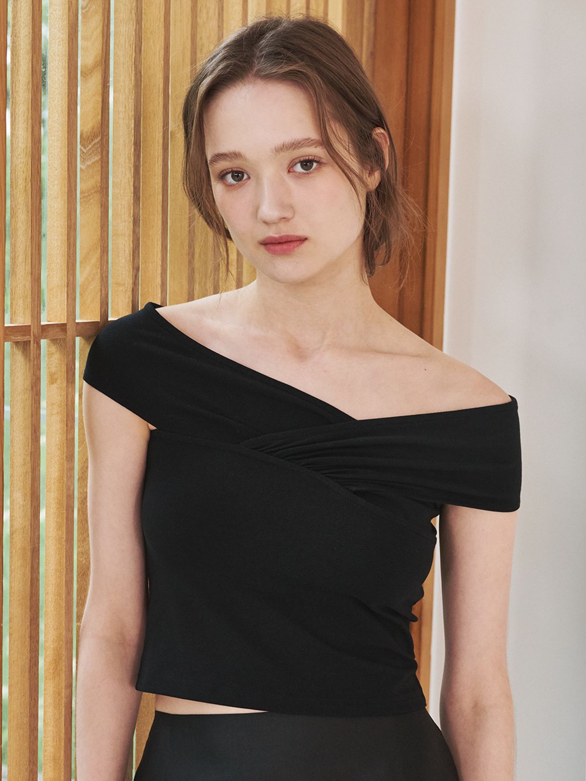 누브(NOUVE) 오프숄더 셔링 티셔츠 - 블랙 / Off Shoulder Shirring T-Shirts - Black