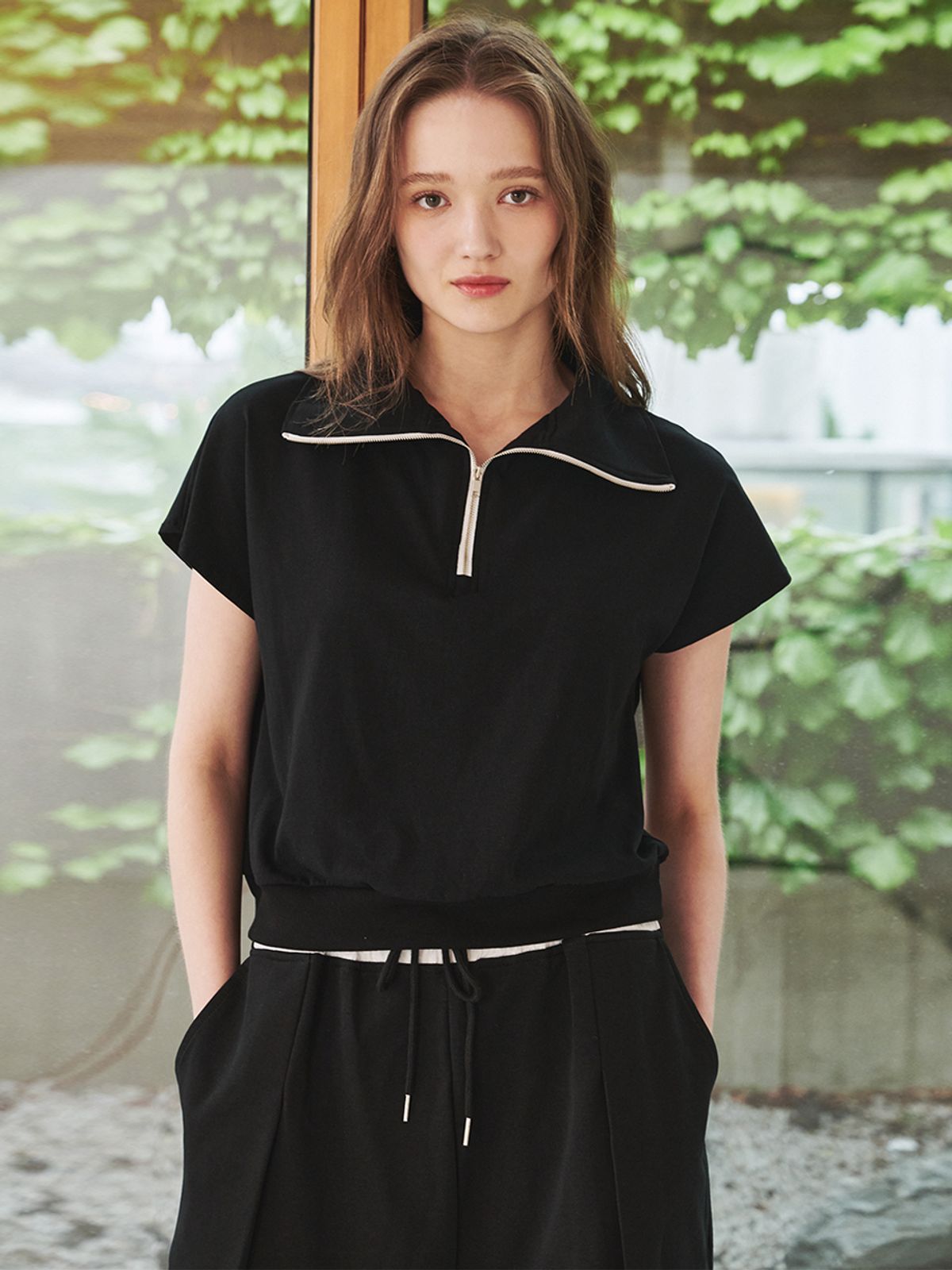 누브(NOUVE) 캡 슬리브 하프 집업 티셔츠 - 블랙 / Cap Sleeve Half Zip Up T-Shirts - Black