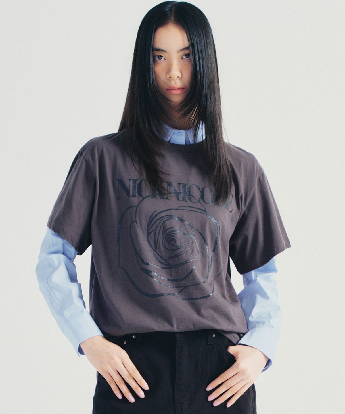 닉앤니콜(NICK&NICOLE) BIG ROSE SLEEVE TOP_CHARCOAL BLACK