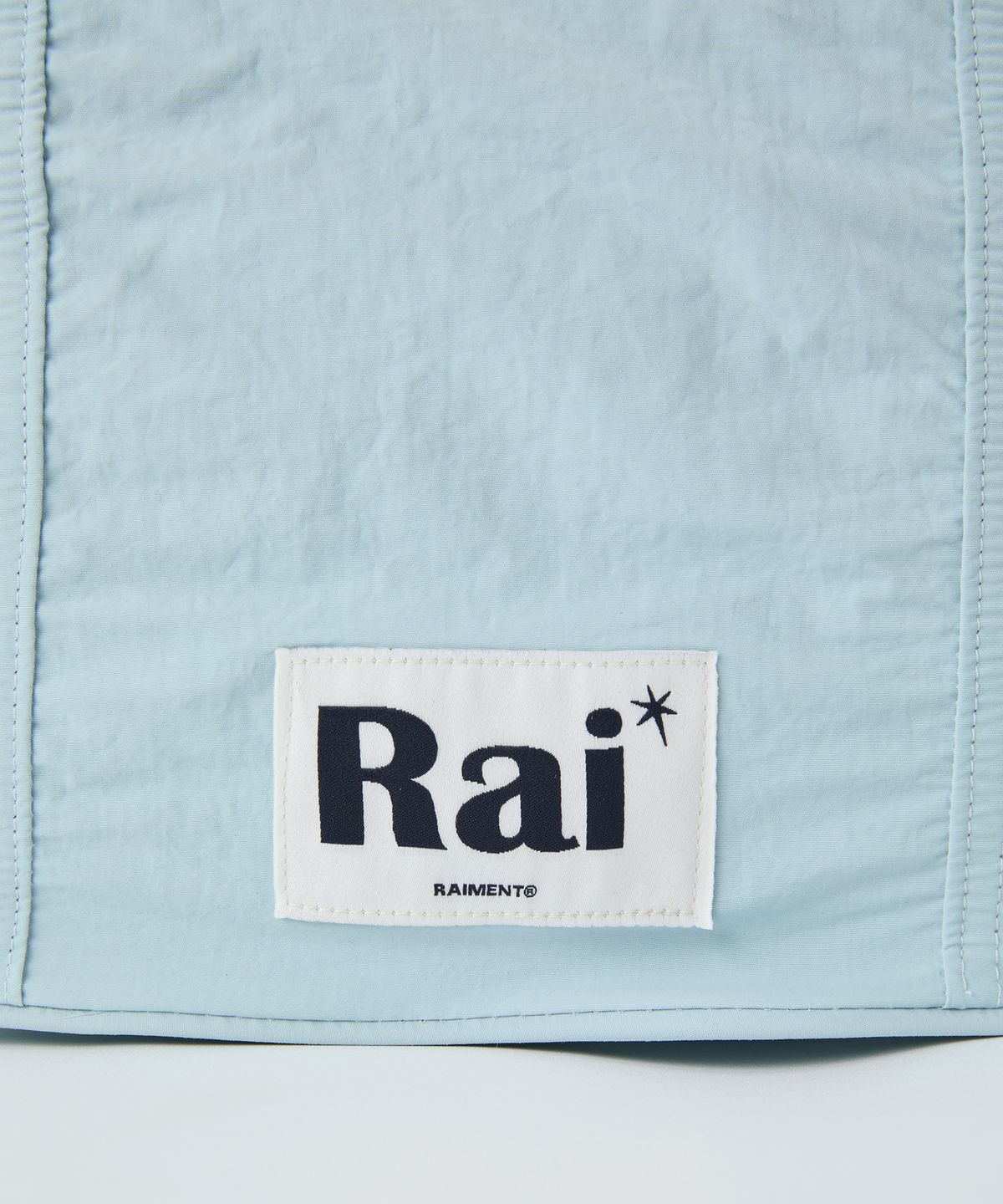 레이몬트(RAIMENT) 프론트 셔링 나일론 크로스백_스카이블루