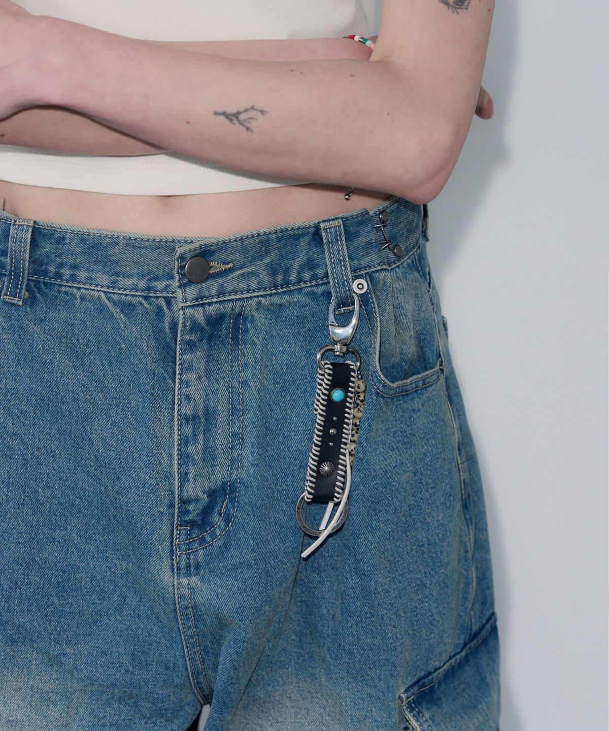 레더리(LEATHERY) 보더 에스닉 스터드 키링