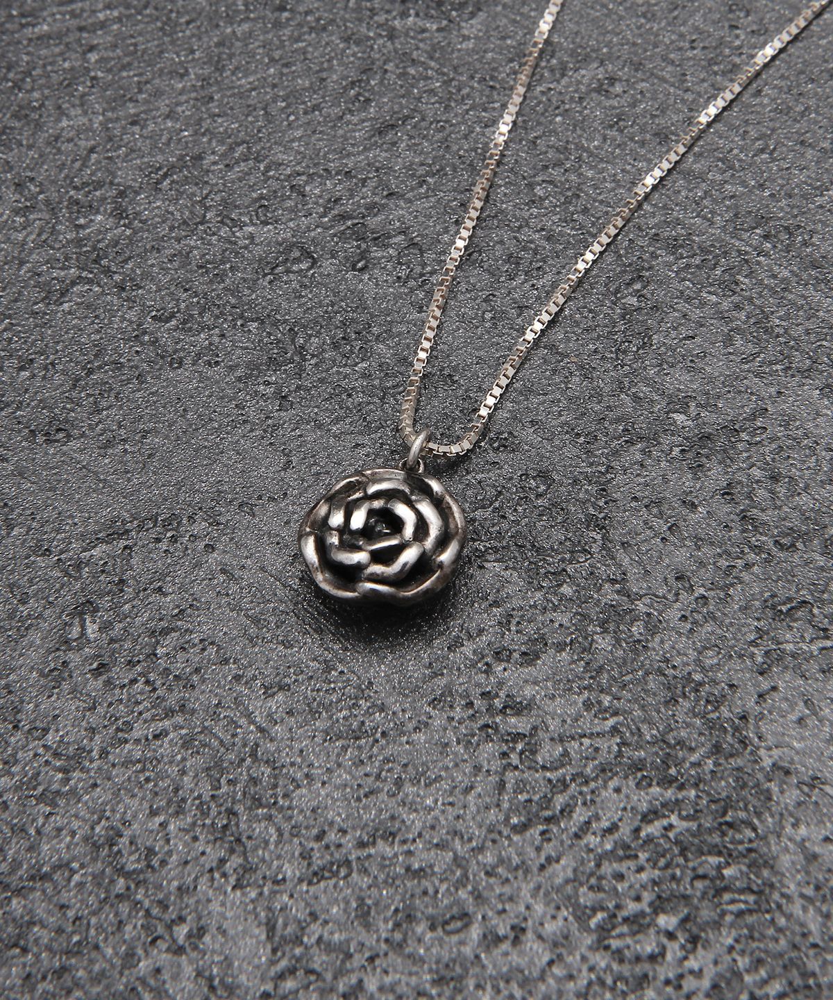 로얄피스(ROYAL PIECE) Black Rose necklace