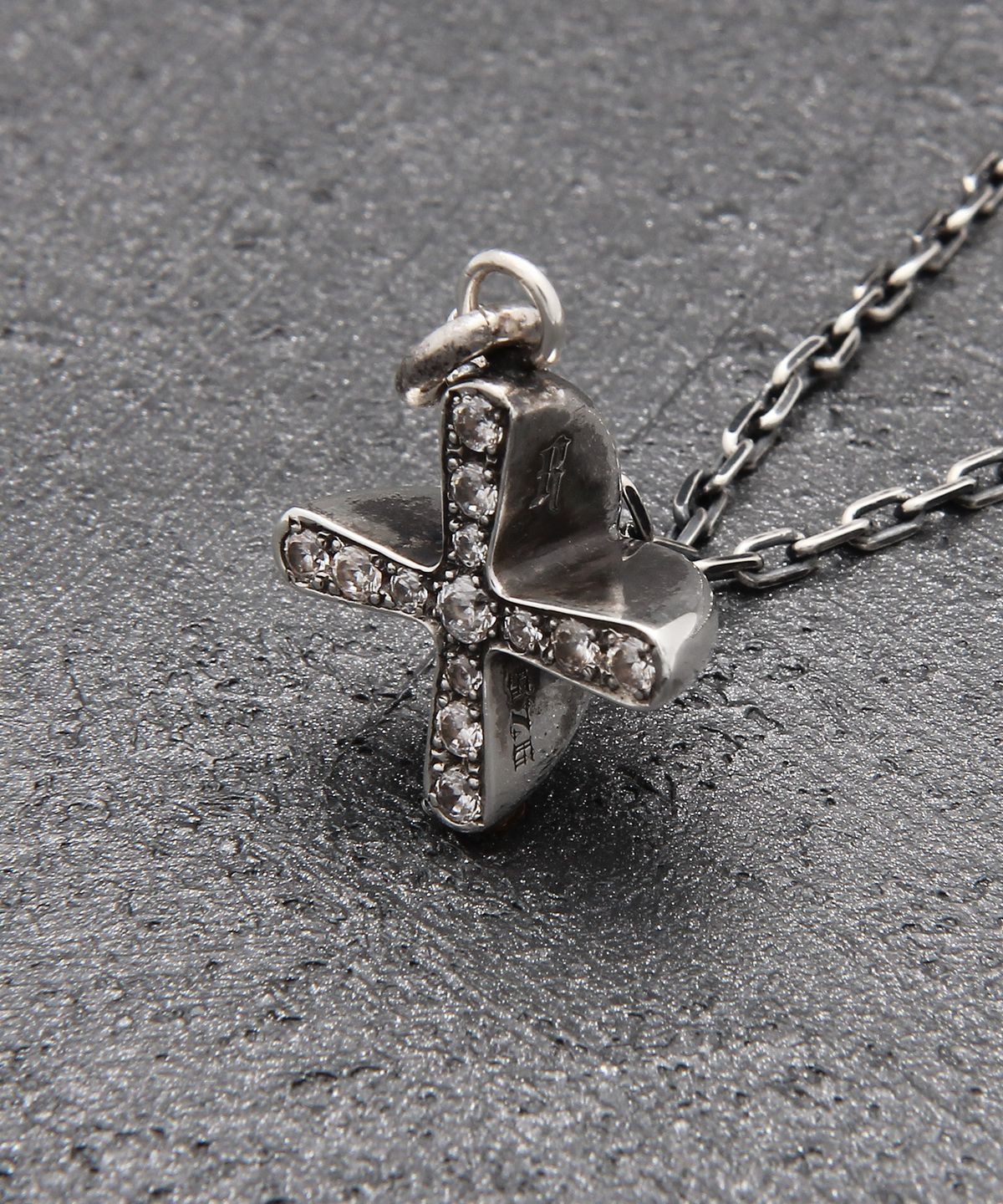 로얄피스(ROYAL PIECE) Cross more necklace