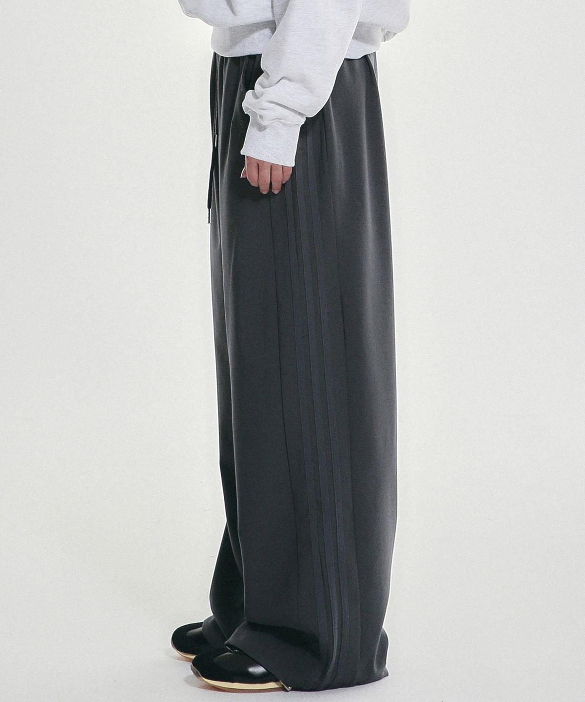 닉앤니콜(NICK&NICOLE) SIDE LINE STRING SLACKS_CHARCOAL