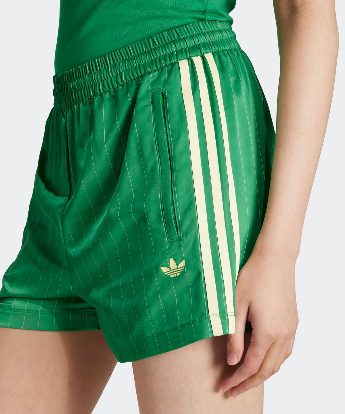 아디다스(ADIDAS) 핀스트라이프 새틴 숏 팬츠 - 그린 / KD2284