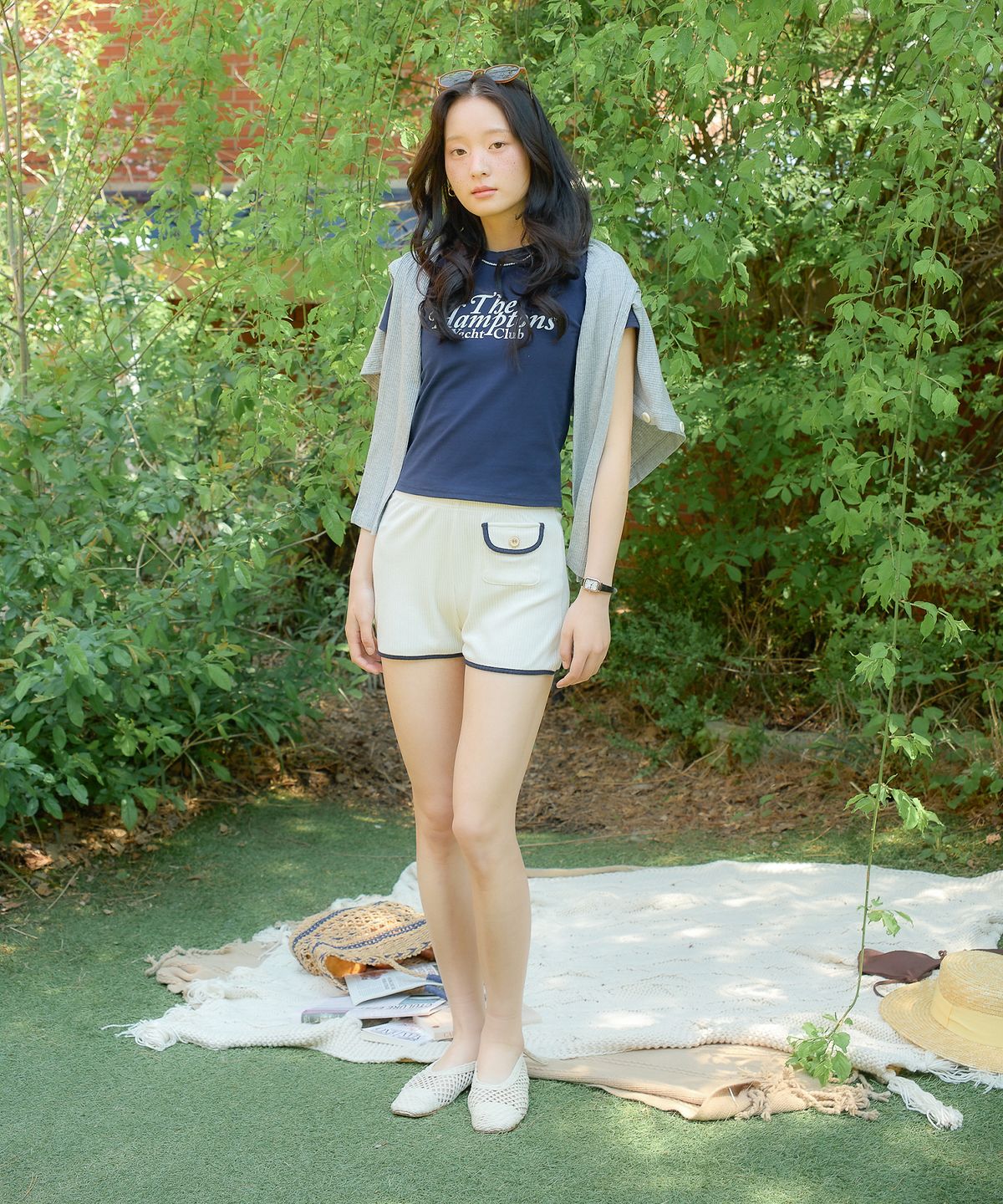 살롱 드 욘(SALON DE YOHN) Hampton Yacht Club Crop T_ Navy