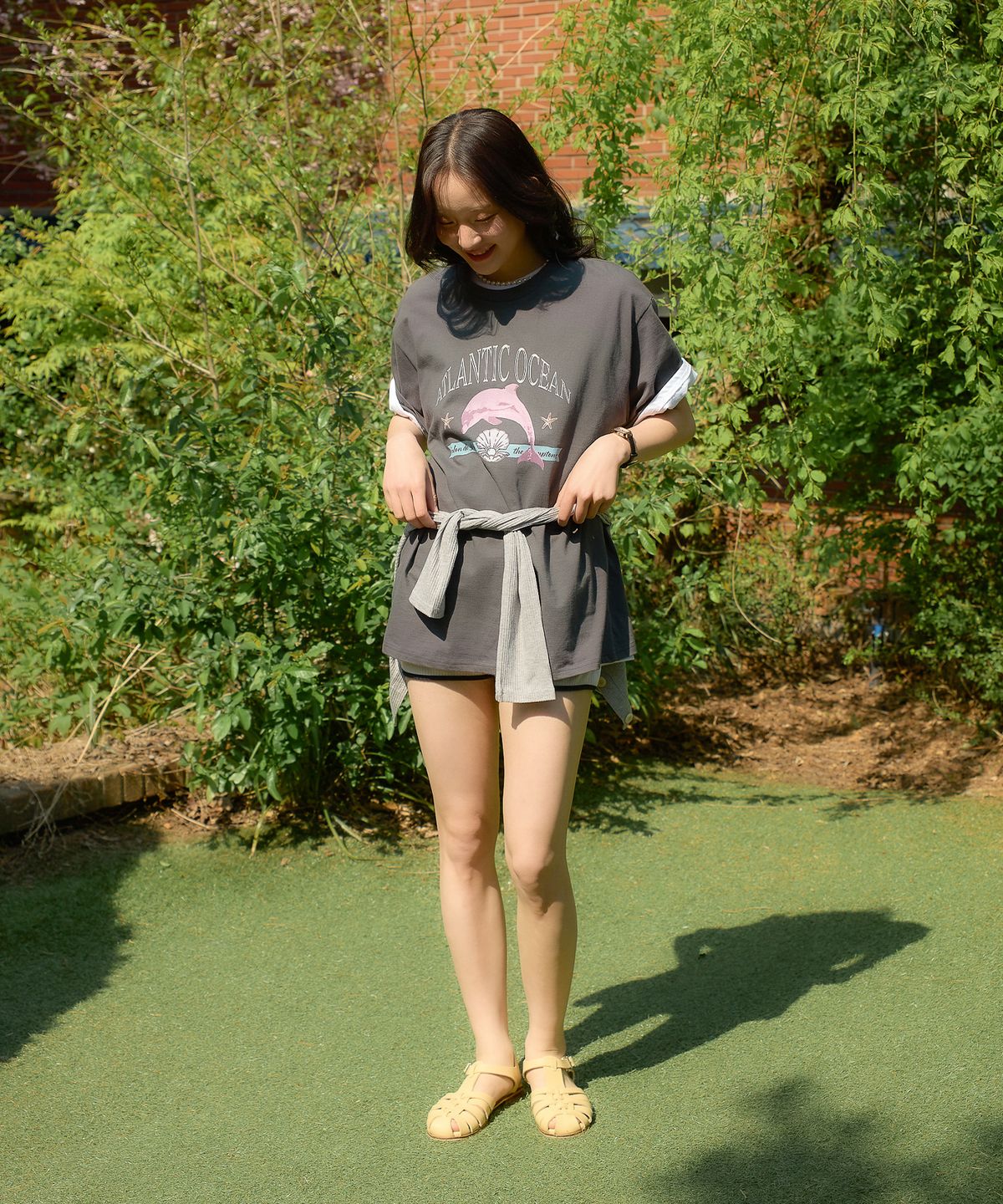 살롱 드 욘(SALON DE YOHN) Pink Dolphin Boxy T_ Charcoal