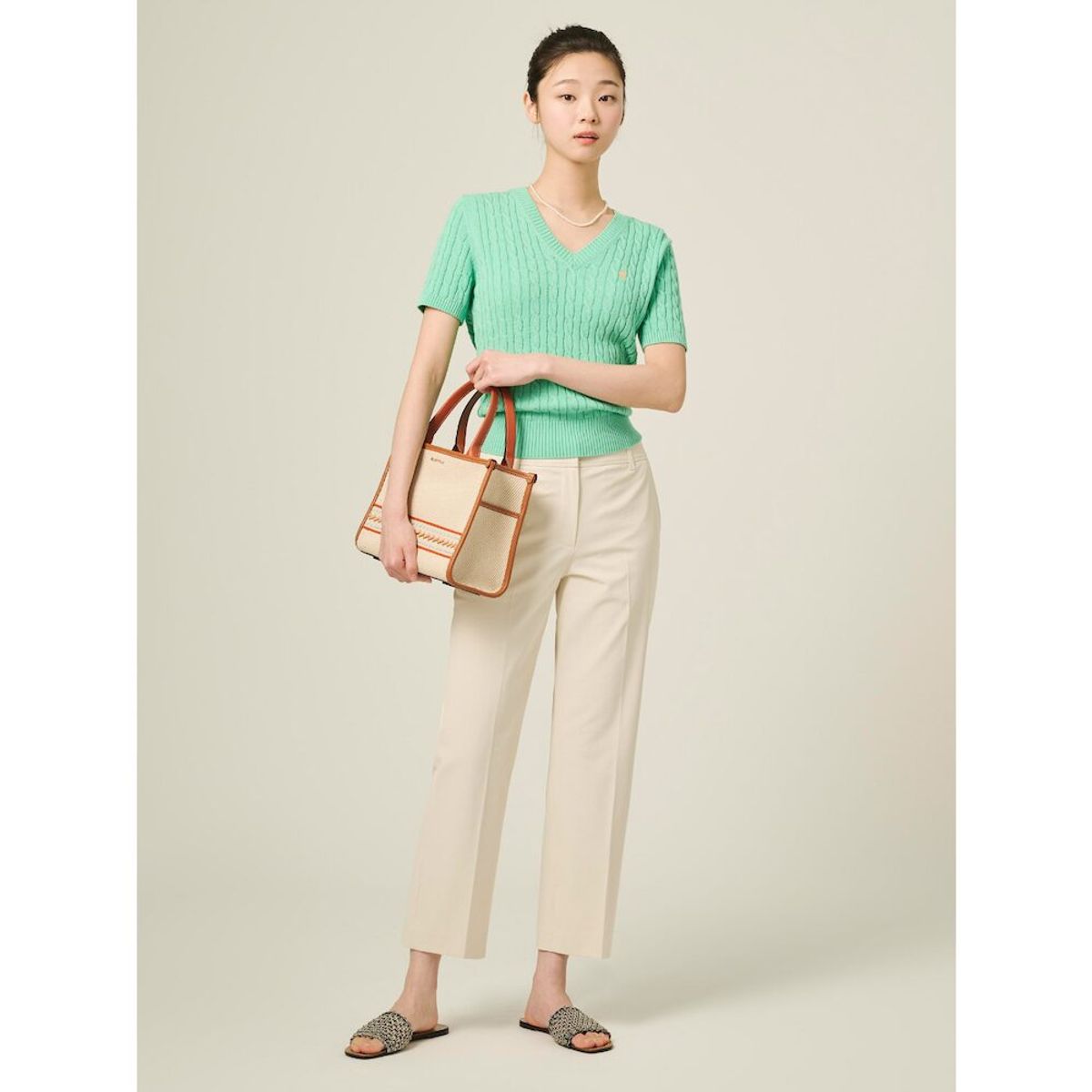 빈폴 레이디스(BEANPOLE LADIES) 폴리 혼방 스트레이트 9부 팬츠  아이보리 (BF5321C910)