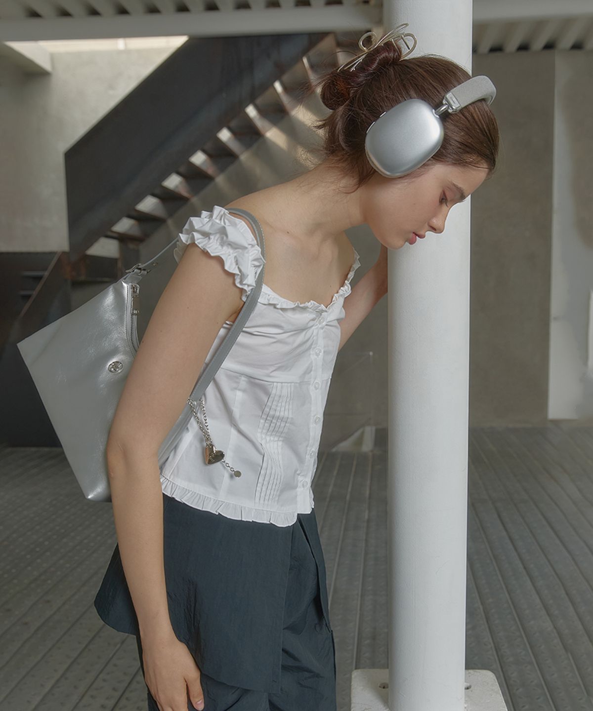아노에틱(ANOETIC) ANC FRILL PLEATS SLEEVELESS BLOUSE_WHITE