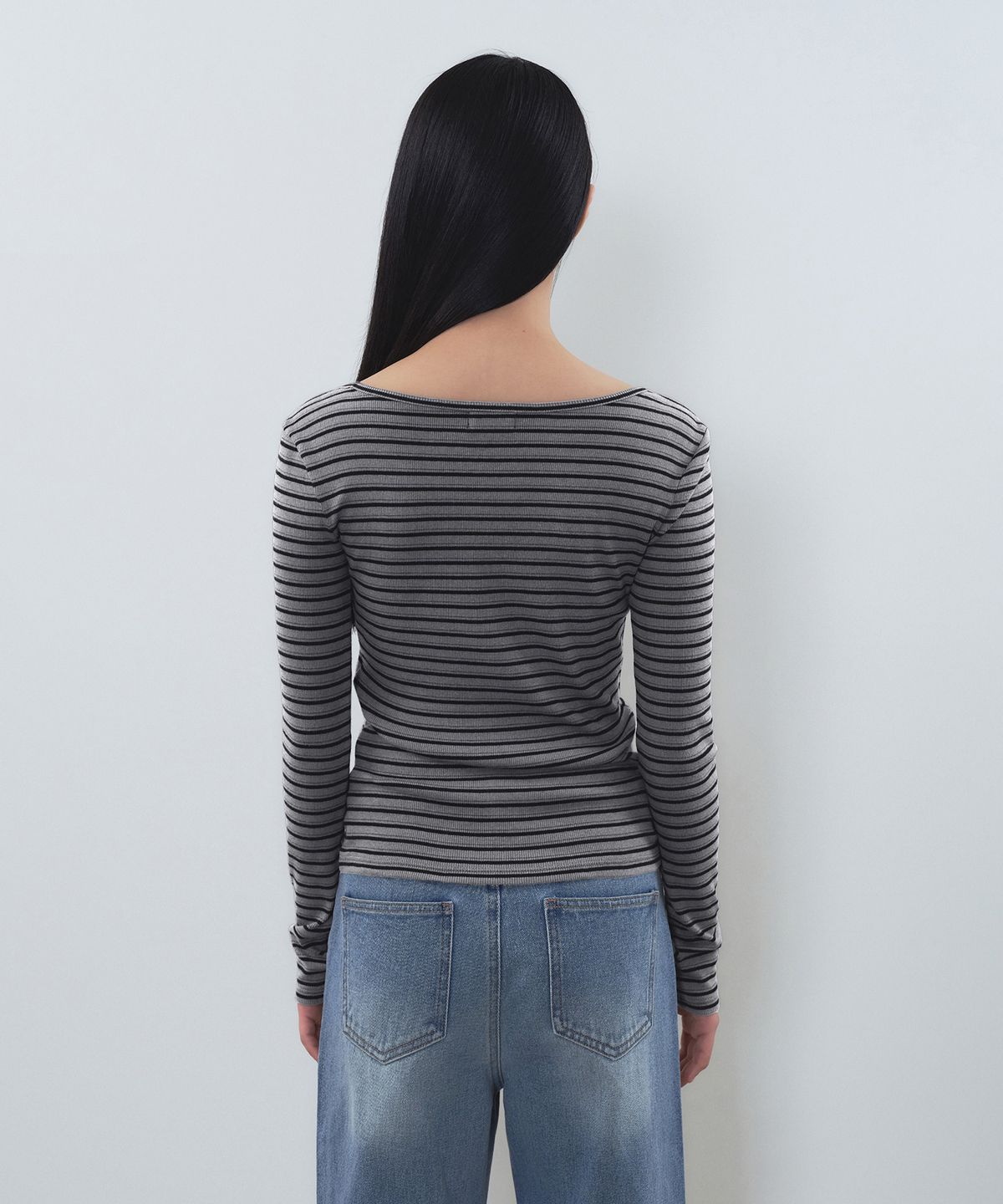 무신사 스탠다드 우먼(MUSINSA STANDARD WOMAN) 우먼즈 스트라이프 리브드 슬림 긴소매 티셔츠 [차콜 그레이]