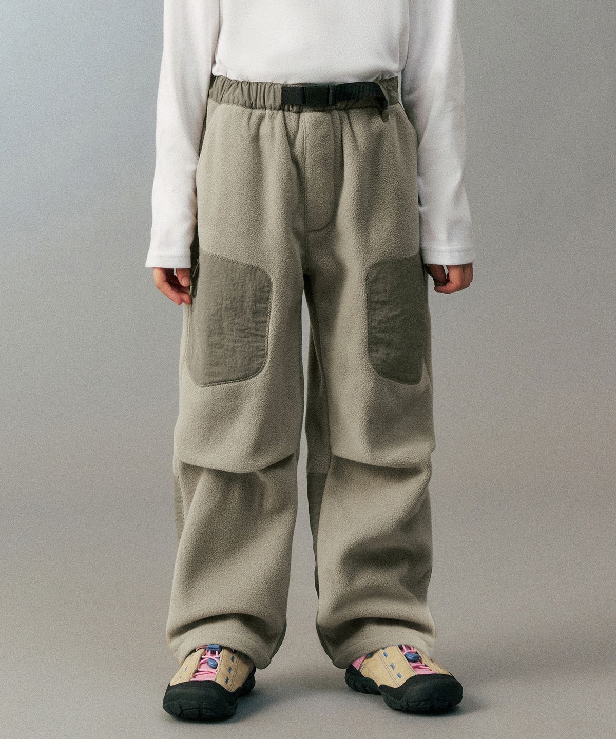 무신사 스탠다드 키즈(MUSINSA STANDARD KIDS) [시티 레저] 폴라 플리스 벨티드 밴딩 팬츠 [그레이쉬 베이지]