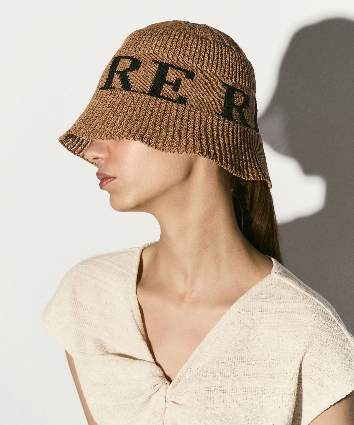 리이(RE RHEE) LOGO BUCKET HAT BEIGE