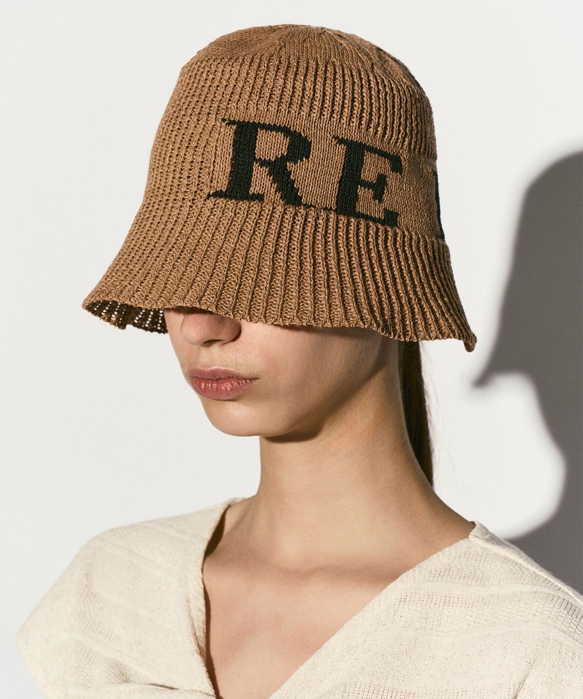 리이(RE RHEE) LOGO BUCKET HAT BEIGE