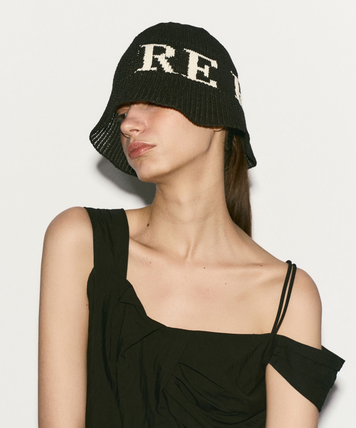 리이(RE RHEE) LOGO BUCKET HAT BLACK
