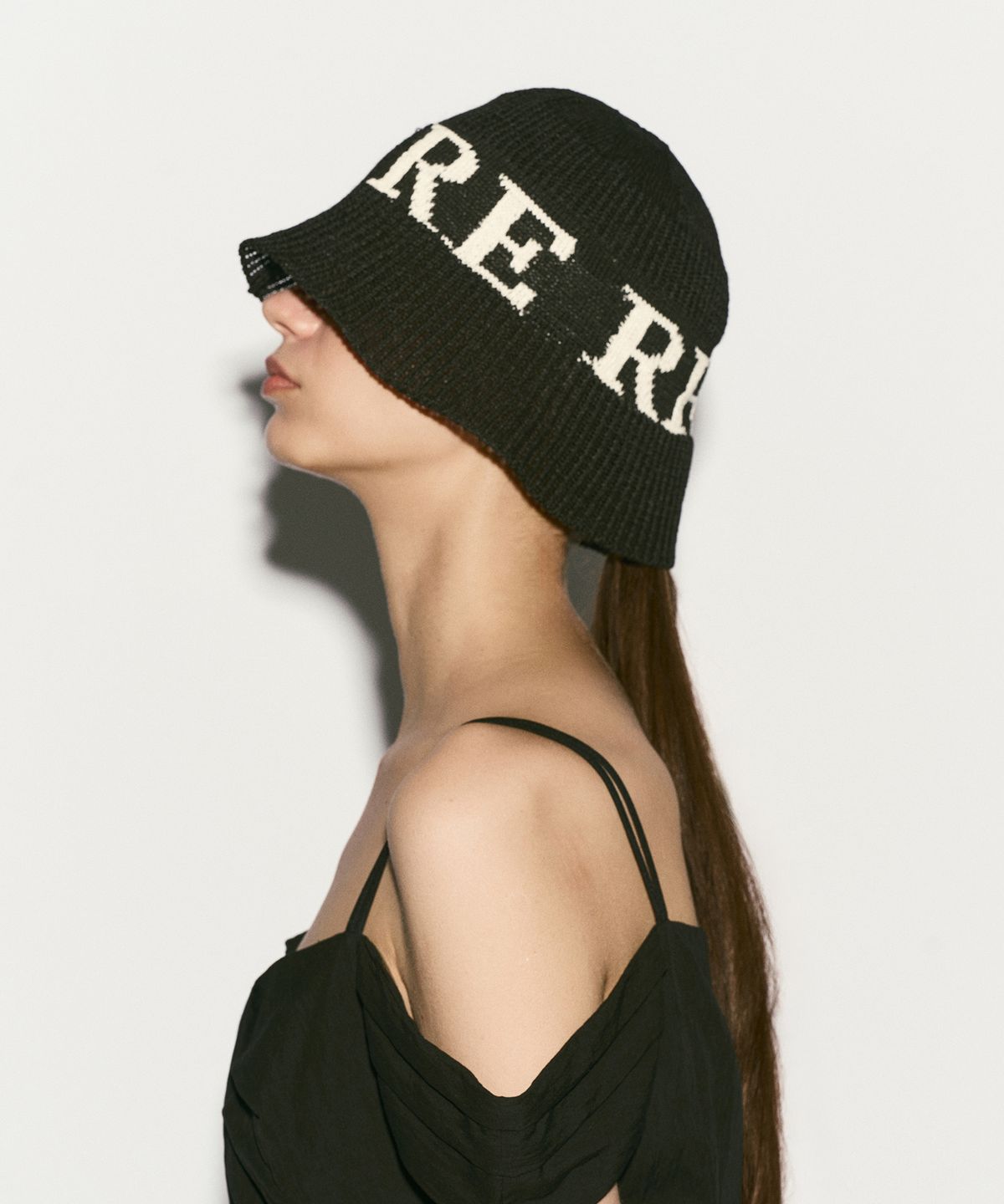 리이(RE RHEE) LOGO BUCKET HAT BLACK