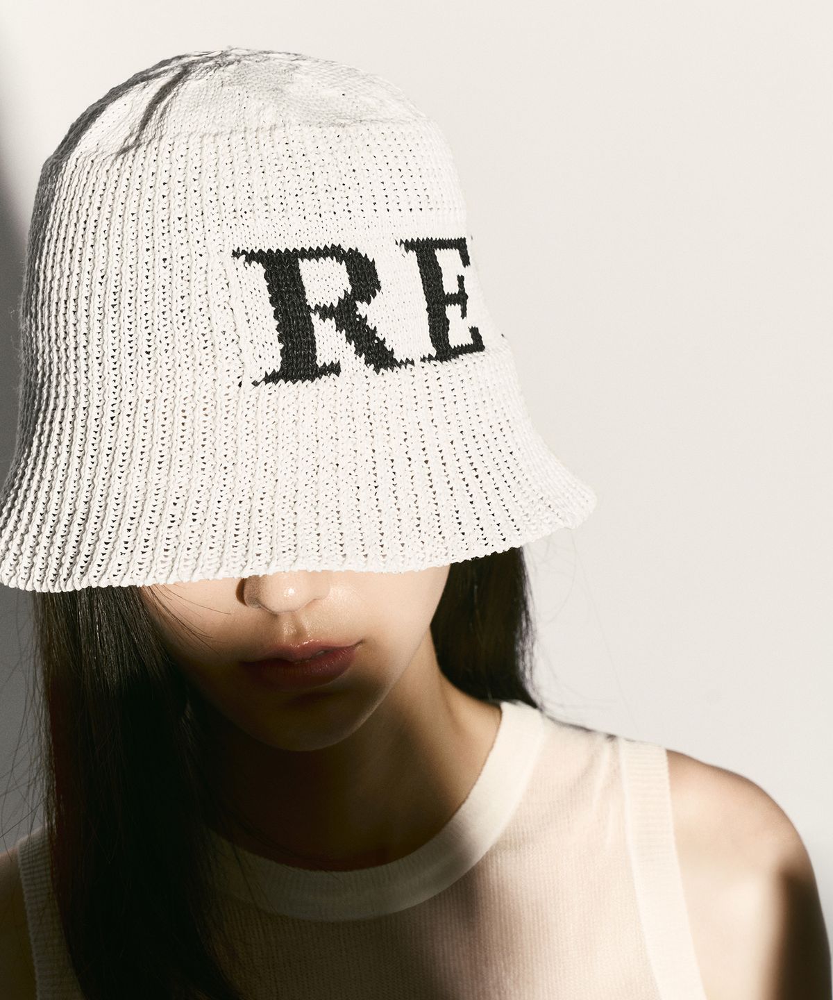 리이(RE RHEE) LOGO BUCKET HAT IVORY