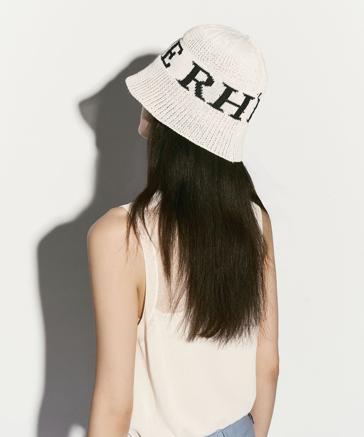 리이(RE RHEE) LOGO BUCKET HAT IVORY