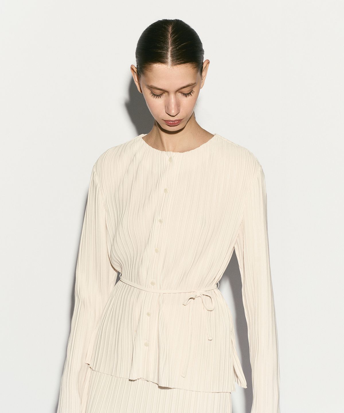 리이(RE RHEE) PLEATED TIE WAIST BLOUSE
