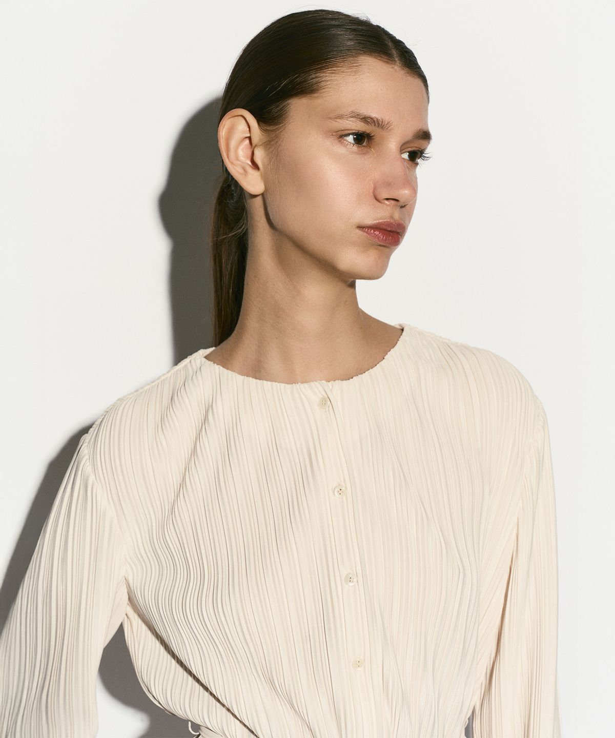 리이(RE RHEE) PLEATED TIE WAIST BLOUSE