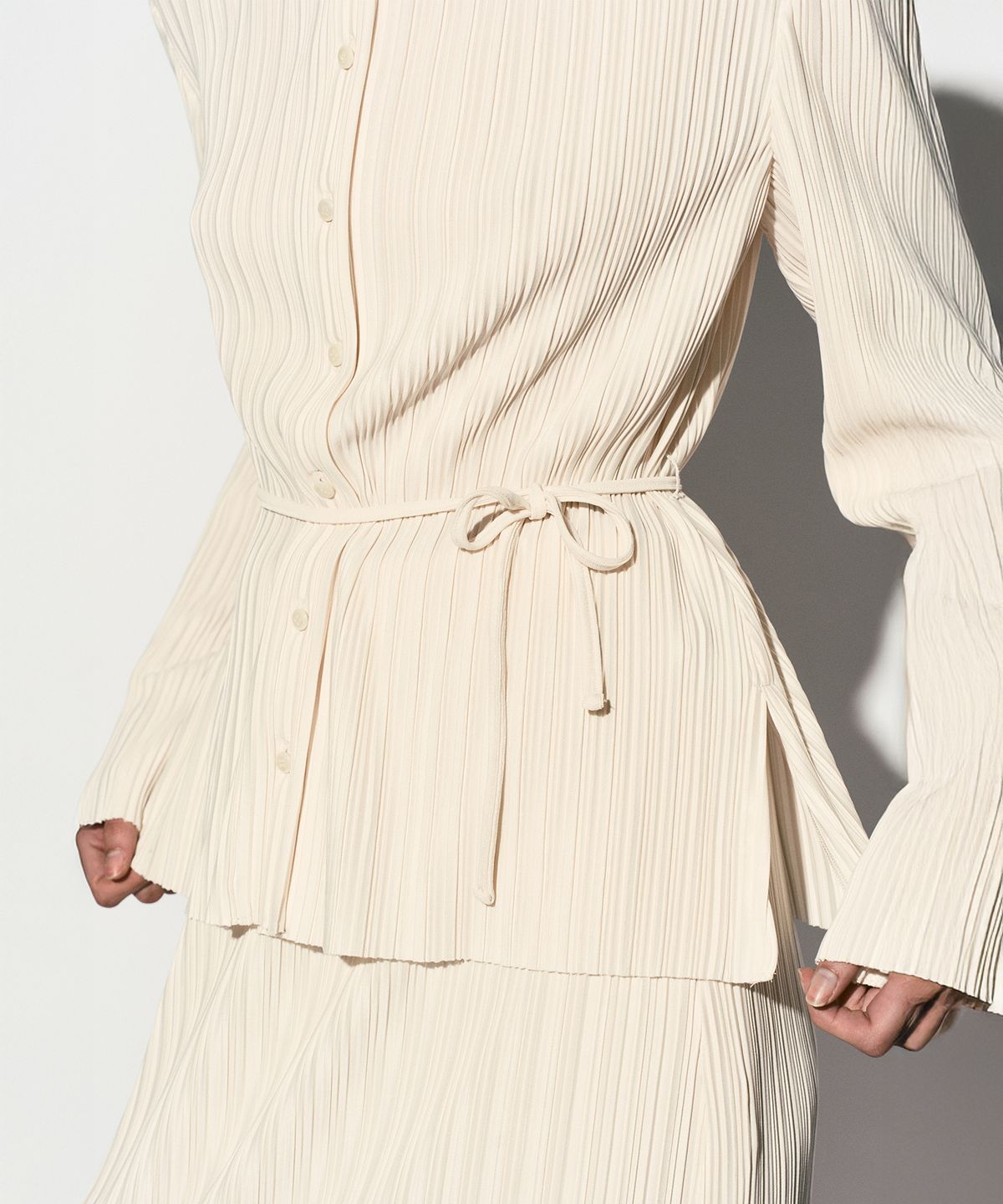리이(RE RHEE) PLEATED TIE WAIST BLOUSE