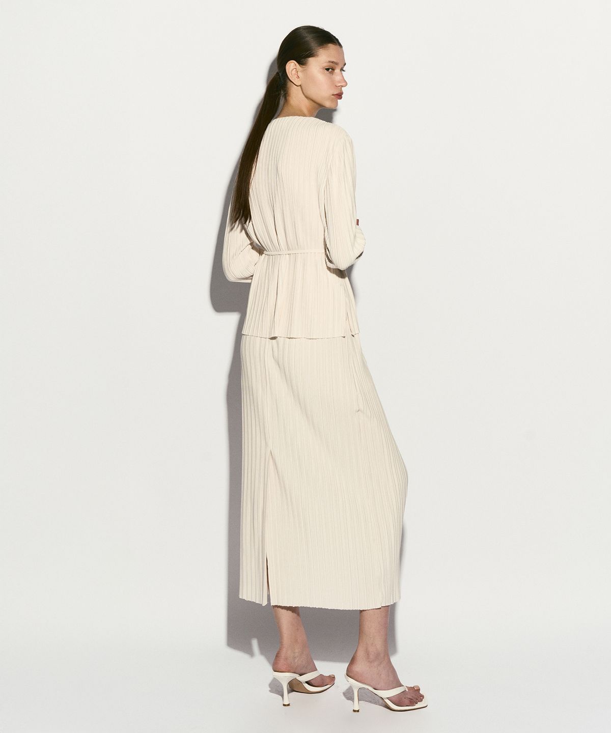 리이(RE RHEE) PLEATED TIE WAIST BLOUSE